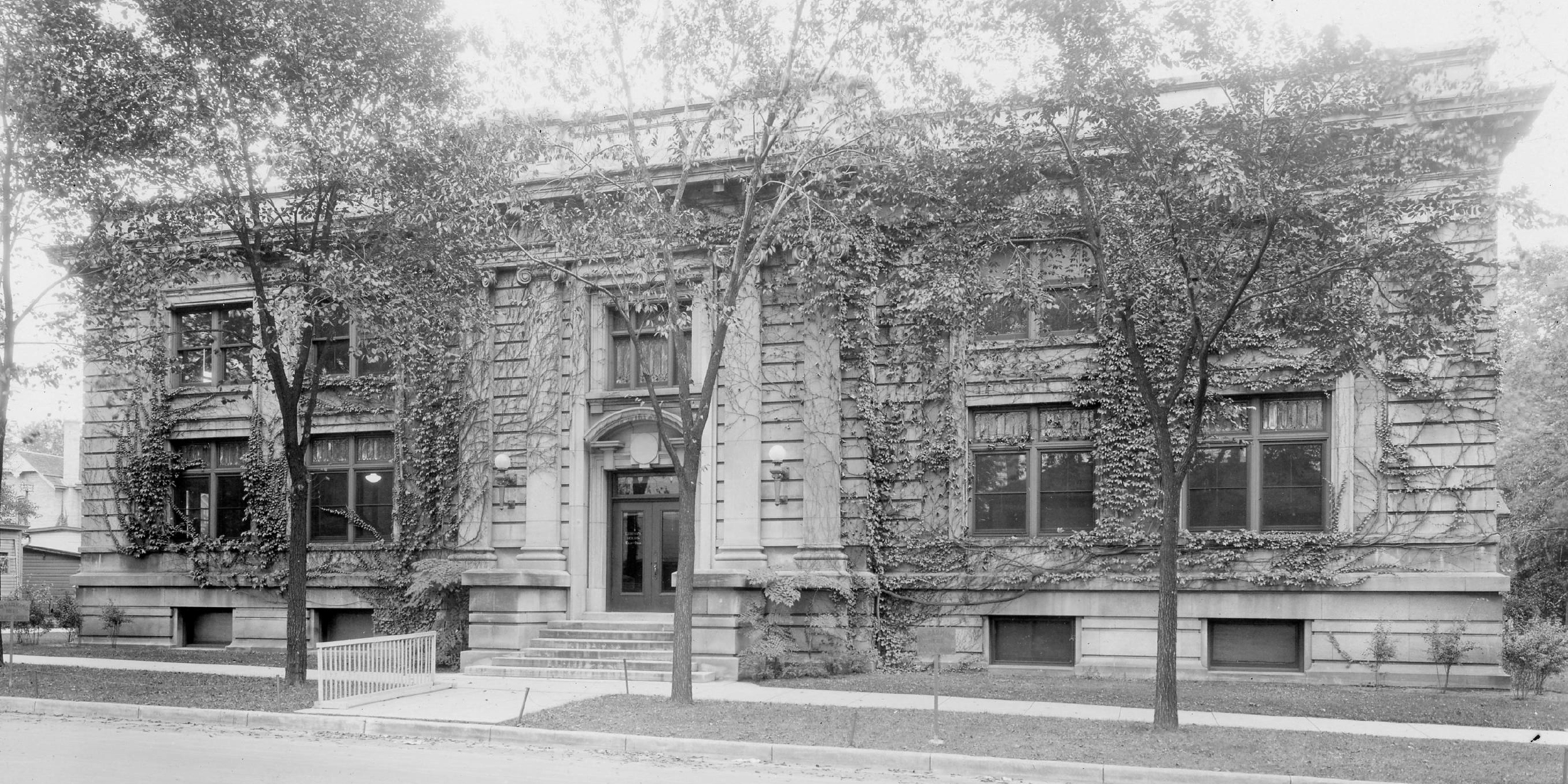 A photo of the completed Carnegie library building in 1903.